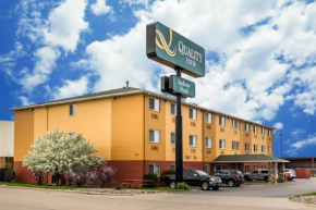  Quality Inn Dubuque on Hwy 20  Дабек